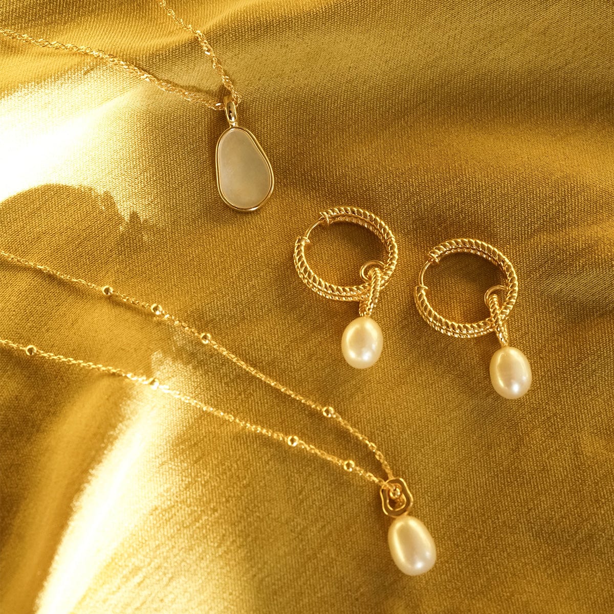 Baroque Pearl Pendant Necklace 18ct Gold Plate