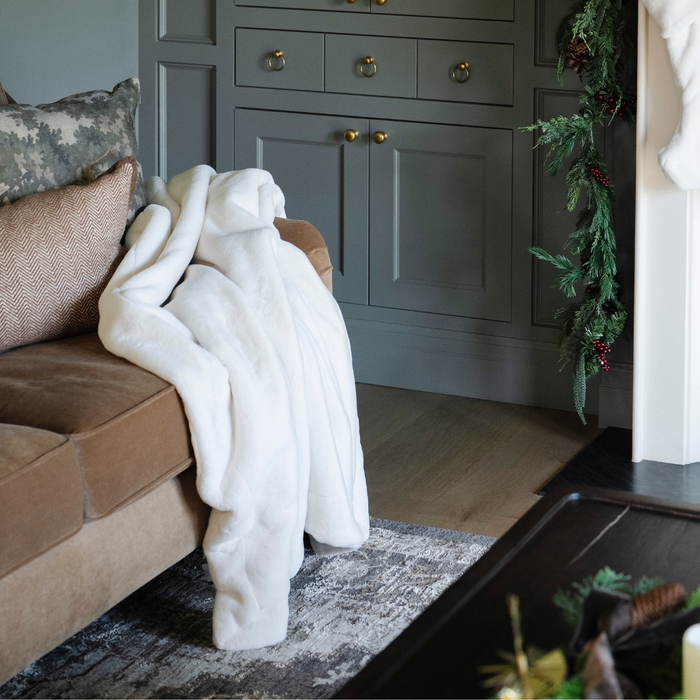 GRAND FAUX FUR THROW BLANKETS
