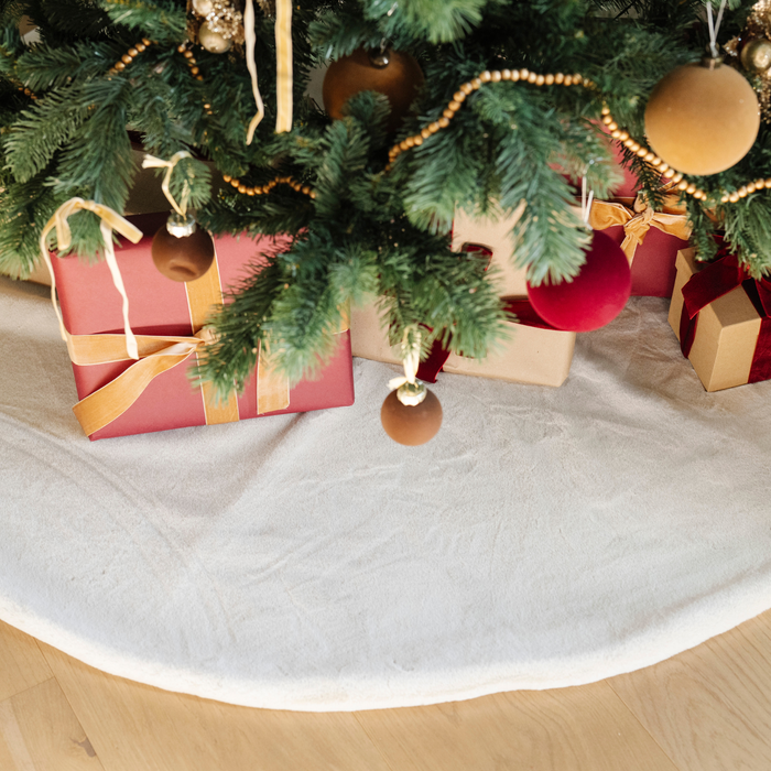 GRAND FAUX FUR TREE SKIRTS